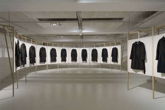 검정 코트 22벌의 81일간 선블리치 변화를 전시한 지용킴의 ‘흔적들(Traces)’. [사진 일민미술관]