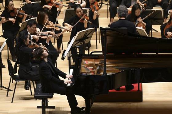22일 베토벤 피아노협주곡 5번 ‘황제’를 협연한 조성진. [사진 클래식부산]