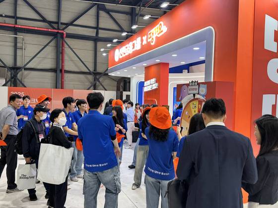 27일 ‘2025 중앙 재테크 박람회’에서 관람객들이 부스를 방문하고 있다. 고석현 기자