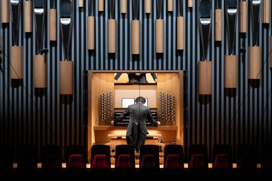 파이프오르간을 연주하는 조재혁. [사진 클래식부산]