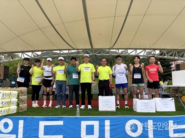 ▲ 제26회 홍천군민 달리기·걷기 대회가 28일 토리숲에서 열린 가운데 달리기 대회 우승자 시상식이 진행됐다. 이날 여자부 이효정(사진 왼쪽에서 세번째), 남자부 정동원(사진 오른쪽에서 세번째)이 각각 1위를 차지했다. 유승현