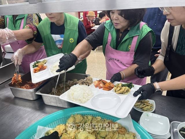 ▲ 춘천 근화동 무료급식위원회가  27일  지역어르신들을 위한 무료급식 활동을 하고 있다.