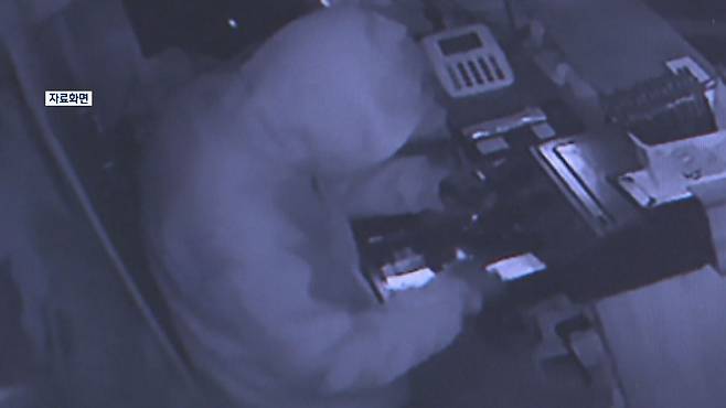 지난해, 문이 잠기지 않은 식당 노려 범죄 저지른 남성 (화면제공 : 시청자)