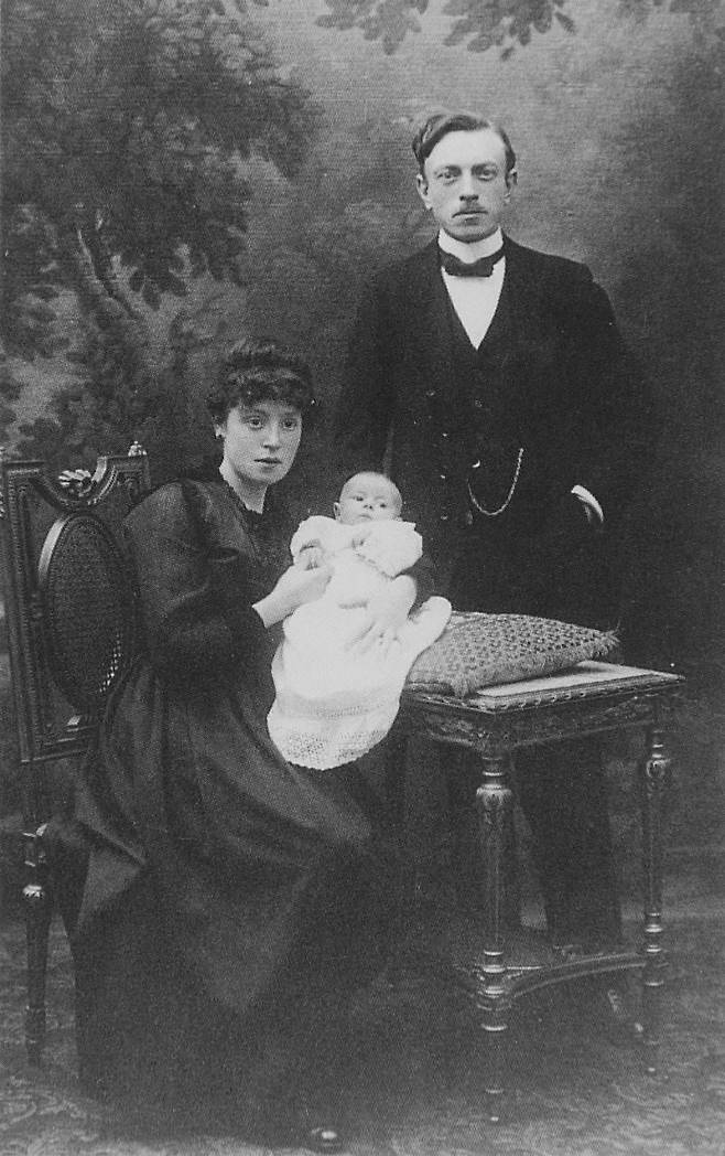 1918년 찍은 레옹의 가족 사진. 그는 행복한 가정을 이뤘다.
