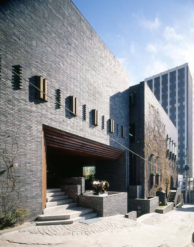 김수근의 대표 설계작인 공간사옥(현 아라리오갤러리). 국가유산청 제공