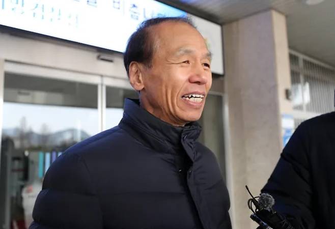 춘천 레고랜드 조성 사업과 관련해 업무상 배임 등 혐의를 받는 최문순 전 강원지사가 지난해 11월29일 검찰 소환조사를 받기 위해 춘천지검에 출석하기 전 취재진의 질문에 답하고 있다. 연합뉴스