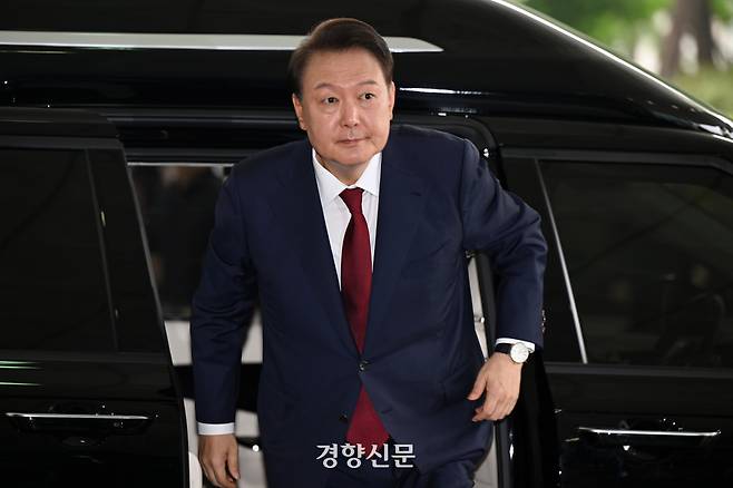 윤석열 전 대통령이 내란 특검 조사를 위해 28일 서울 서초구 서울고검에 출석하고 있다. 정효진 기자