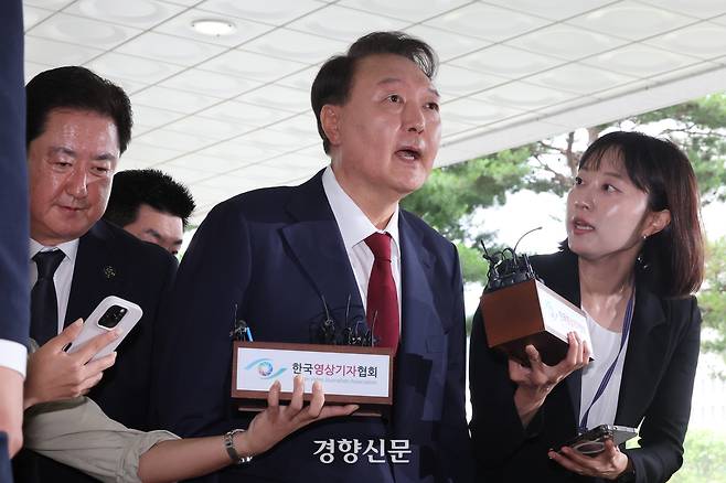 윤석열 전 대통령이 28일 대면 조사를 받기 위해 서울 서초구 서울고검에 마련된 내란특검 사무실로 출석하고 있다. 정효진 기자