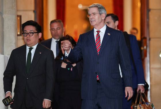 U.S. Treasury Secretary Scott Bessent leaves on his way back to the U.S., while trade talks between the U.S. and China continue, in London on June 10. [REUTERS/YONHAP]
