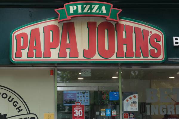 피자 프랜차이즈 한국파파존스에서 고객의 개인정보 유출 사고가 발생해 개인정보위가 조사에 착수했다. 파파존스는 지난 26일 입장문을 내고 "일부 고객 정보가 외부에 노출될 수 있는 보안 취약점을 발견했다"며 "노출 정보는 고객명과 연락처, 주소 등이며 카드 정보의 경우 카드번호 16자리 중 일부가 마스킹(가림) 처리된 상태로 확인됐다"고 밝혔다. 사진은 27일 서울 시내에 파파존스 피자 매장 모습. 연합뉴스