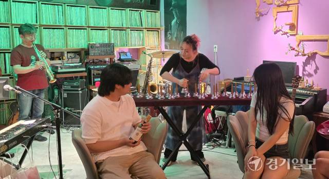 28일 인천 남동구 재즈카페 공감에서 열린 인천펜타포트 라이브 클럽에서 헬로벨비비가 관객들과 함께 공연하고 있다. 장민재기자