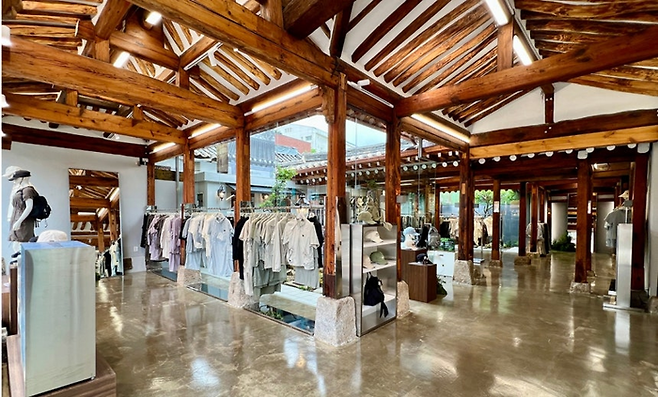 비비씨 Earth(어스) 북촌점 매장 전경 <사진=폰드그룹>