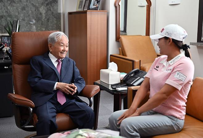 고 최준명 요진건설 회장(왼쪽)이 자사 골프단 소속 노승희 선수와 환담하는 모습. 요진건설