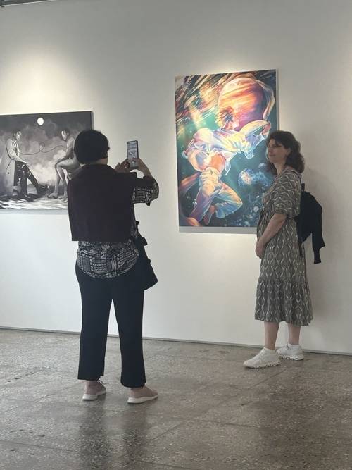 서울 성동구 택사서울에서 열리는 BTS팬아트 전시  ‘부재 속 존재: 챕터 2 BTS 아트’전시를 찾은 해외 아미가 작품 앞에서 사진을 찍고 있다. 사진제공=25th Hour Collective