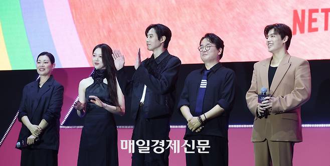 28일 서울광장에서 열린 ‘오징어 게임 시즌3’ 팬 이벤트에서 배우 강하늘(오른쪽)을 비롯한 출연 배우들이 인사를 하고 있다.. 2025.6.28 [이승환기자]