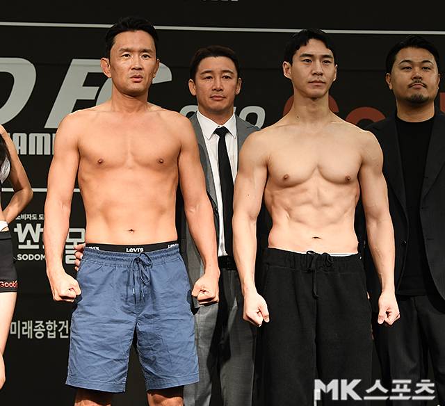 개그맨 윤형빈과 구독자 204만 먹방 유튜버 밴쯔가 2025년 6월 스위스그랜드호텔 서울컨벤션센터 로드FC 73 스페셜 이벤트 매치 공개 계체 촬영을 하고 있다. 가운데는 대한MMA총협회 정문홍 회장. 오른쪽은 로드FC 서덕호 대표. 사진(서울 홍은동)=천정환 기자