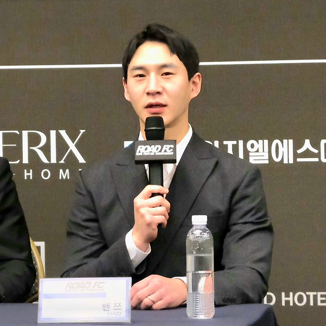 구독자 204만 먹방 유튜버 밴쯔가 2025년 2월 스위스그랜드호텔 서울컨벤션센터 로드FC 기자회견에서 발언하고 있다. 사진=세계격투스포츠협회