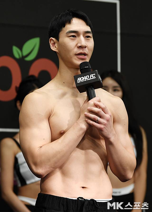 구독자 204만 먹방 유튜버 밴쯔가 2025년 6월 스위스그랜드호텔 서울컨벤션센터 로드FC 73 스페셜 이벤트 매치 공개 계체 행사에서 출전 소감을 말하고 있다. 사진(서울 홍은동)=천정환 기자