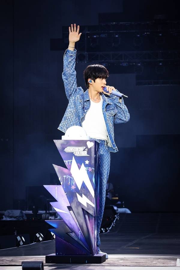 28일  고양  일산서구  고양종합운동장  보조경기장에서 방탄소년단의 진의 첫 솔로 팬콘서트 ‘#RUNSEOKJIN_EP.TOUR  in  GOYANG’(이하 ‘달려라 석진_에피소드 투어 인 고양’)을 개최했다.