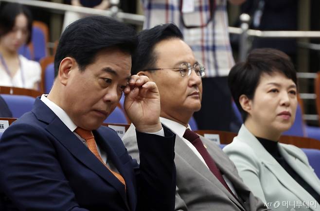 송언석 국민의힘 원내대표가 27일 서울 여의도 국회에서 열린 의원총회에서 눈가를 만지고 있다. 2025.06.27. /사진=뉴시스 /사진=고승민