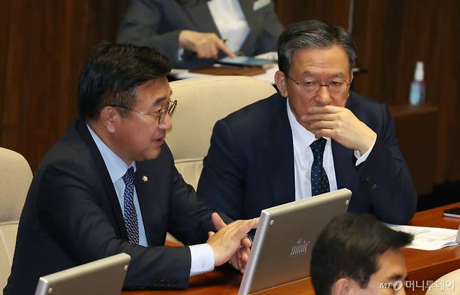 [서울=뉴시스] 조성우 기자 = 14일 오후 서울 여의도 국회에서 열린 제424회 국회(임시회) 제2차 본회의 정치·외교·통일·안보 분야 대정부질문에서 이재명 전 더불어민주당 대표의 대선 경선캠프의 선거대책위원장을 맡은 윤호중 의원과 정성호 의원이 대화를 나누고 있다. 2025.04.14. xconfind@newsis.com /사진=조성우
