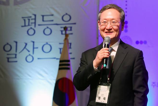 정부가 차기 민정수석으로 문재인 정부에서 대검찰청 차장검사를 지낸 봉욱 김앤장 법률사무소 변호사를 검토하고 있는 것으로 알려졌다.  /사진=뉴시스