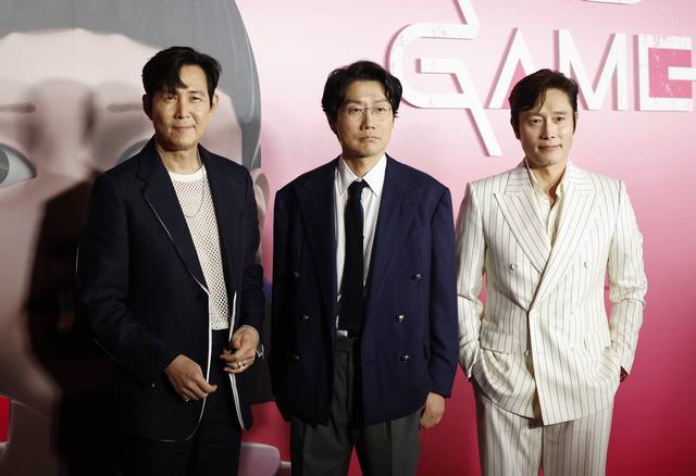 지난 18일(현지시간) 미국 뉴욕에서 ‘오징어 게임’ 시즌3 시사회에 참석한 황동혁 감독(가운데)과 배우들. UPI연합뉴스