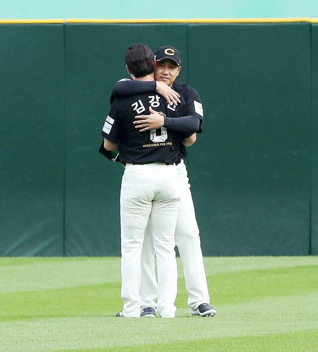 포옹하는 최지훈과 김강민./SSG 랜더스