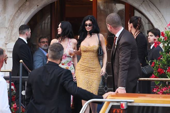 카일리 제너와 켄달 제너가 26일(현지시간) 이탈리아 베네치아에서 열리는 제프 베이조스와 로런 산체스의 결혼식에 참석했다. [게티이미지]