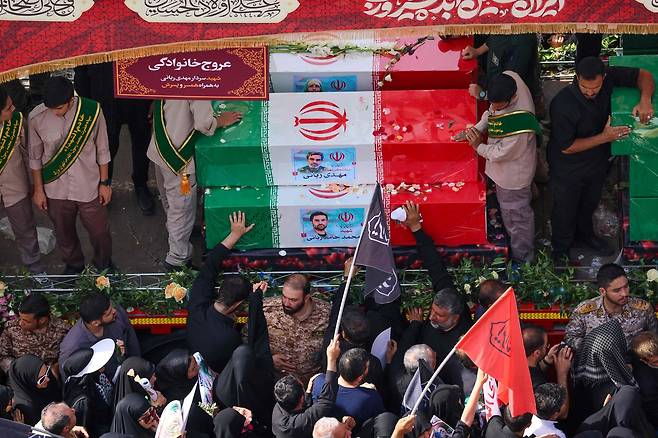 28일(현지시간) 이란 테헤란에서 열린 군 지휘관과 핵 과학자들 등 희생자 장례식의 모습. [AFP]