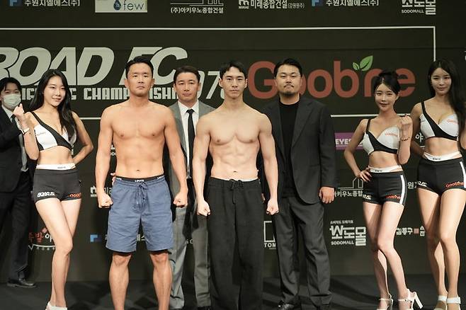 [서울=뉴시스] 27일 서울시 서대문구 홍은동 스위스그랜드호텔에서 열린 굽네 ROAD FC 073 계체량 행사에 참여한 윤형빈과 밴쯔.(사진=로드FC 제공)  *재판매 및 DB 금지