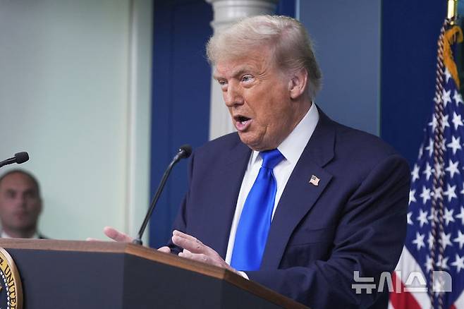 [워싱턴=AP/뉴시스]도널드 트럼프 미국 대통령이 27일(현지 시간) 백악관 브리핑룸에서 기자들의 질문에 답변하고 있다. 2025.06.28.