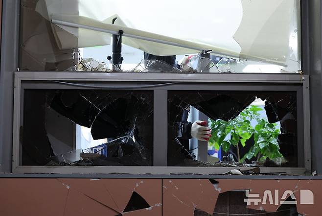 [서울=뉴시스] 황준선 기자 = 지난 1월19일 오후 서울 마포구 서울서부지방법원에서 작업자들이 윤석열 대통령 지지자들의 난입으로 파손된 시설들을 청소하고 있다. 2025.01.19. hwang@newsis.com