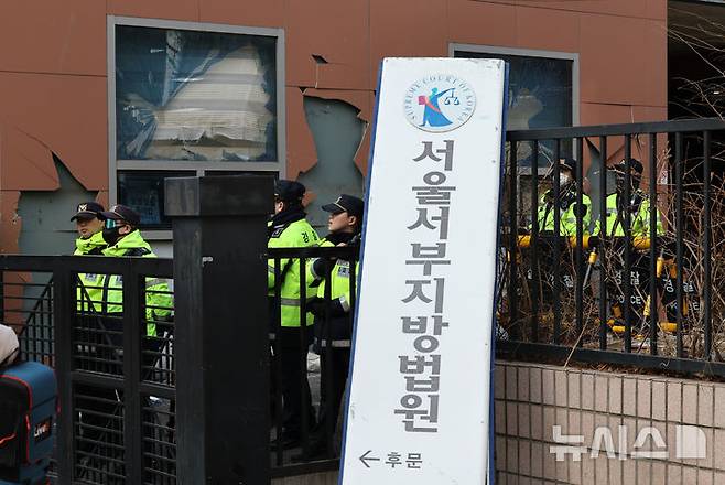 [서울=뉴시스] 황준선 기자 = 지난 1월19일 윤석열 대통령 지지자들의 폭력 사태가 벌어진 서울 마포구 서울서부지방법원의 현판이 파손돼 있다. 2025.01.19. hwang@newsis.com