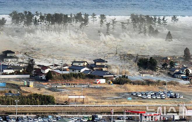 [미야기현=AP/뉴시스] 2011년 3월11일 발생한 동일본대지진 발생 당시 거대 쓰나미가 미야기(宮城)현 나토리(名取)해안을 덮치고 있는 모습.