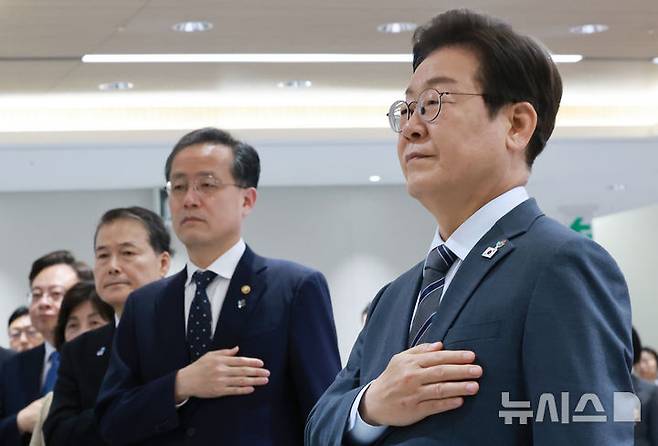 [서울=뉴시스] 고범준 기자 = 이재명 대통령이 24일 서울 용산 대통령실 청사에서 열린 국무회의에서 국기에 경례를 하고 있다. 이 대통령의 왼쪽에는 이형일 기획재정부 장관 직무대행 1차관이 자리했다. (대통령실통신사진기자단) 2025.06.24. bjko@newsis.com