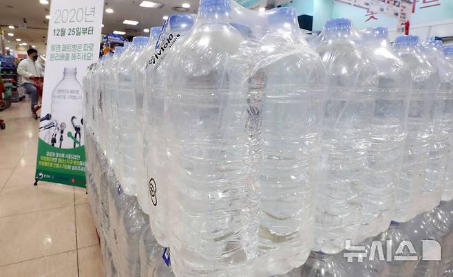 [서울=뉴시스]이영환 기자 = 지난 2021년 1월27일 오후 서울 중구 롯데마트 서울역점에 무라벨 생수가 진열돼 있는 모습. 2021.01.27. 20hwan@newsis.com