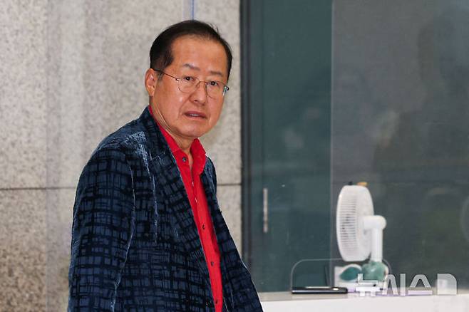 [인천공항=뉴시스] 권창회 기자 = 국민의힘 대선 후보 경선에서 탈락한 뒤 정계 은퇴를 선언하고 하와이에 체류했던 홍준표 전 대구시장이 17일 인천 중구 인천국제공항 제1터미널을 통해 귀국하고 있다. 2025.06.17. kch0523@newsis.com