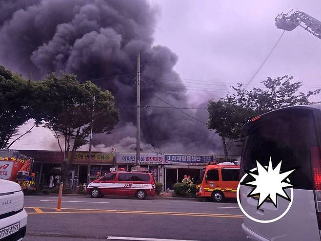 [진주=뉴시스] 경남 진주시 상평동 타이어 창고 화재. (사진=독자 제공) 2025.06.28. photo@newsis.com *재판매 및 DB 금지