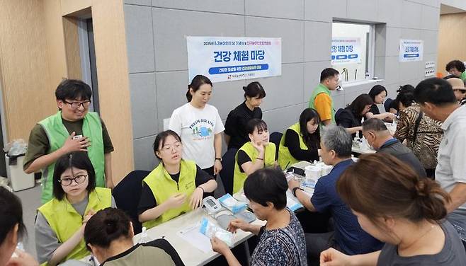 [대구=뉴시스] 대구보건대학교 한달빛공유협업센터는 농아인의 날을 기념해 청각장애인을 위한 건강개선 프로그램인 '우리의 손길로, 마음을 전하다'를 운영했다고 28일 밝혔다. (사진=대구보건대 제공) 2025.06.28. photo@newsis.com *재판매 및 DB 금지