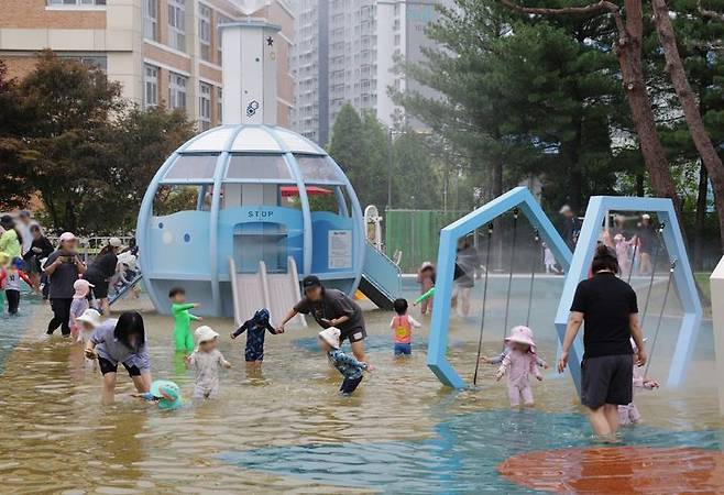 [청주=뉴시스] 26일 개장한 충북 청주시 청원구 오창읍 각리근린공원 물놀이장에서 시민들이 더위를 식히고 있다. (사진=청주시 제공) 2025.06.26. photo@newsis.com *재판매 및 DB 금지