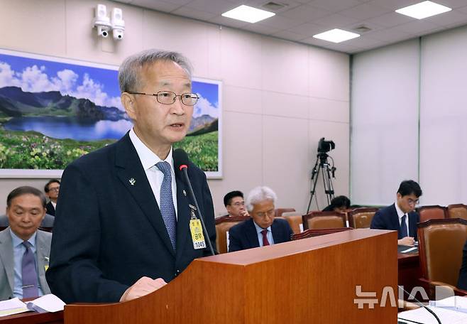 [서울=뉴시스] 고승민 기자 = 27일 서울 여의도 국회에서 열린 제426회 국회(임시회) 외교통일위원회 제2차 전체회의에서 김남중 통일부 차관이 제안설명을 하고 있다. 2025.06.28. kkssmm99@newsis.com