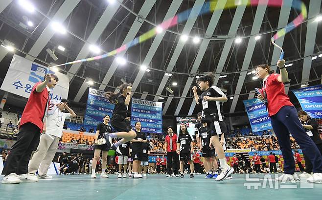[수원=뉴시스] 김종택 기자 = 28일 경기 수원시 장안구 종합체육관에서 열린 ‘2025 대한민국 전국민 건강줄넘기대회’에서 참가 선수들이 열띤 경연을 펼치고 있다. 수원시줄넘기협회가 주최·주관하는 이번 대회는 유치부부터 일반부까지 다양한 연령층의 선수들이 출전해 자신의 기량을 선보였다. 2025.06.28. jtk@newsis.com