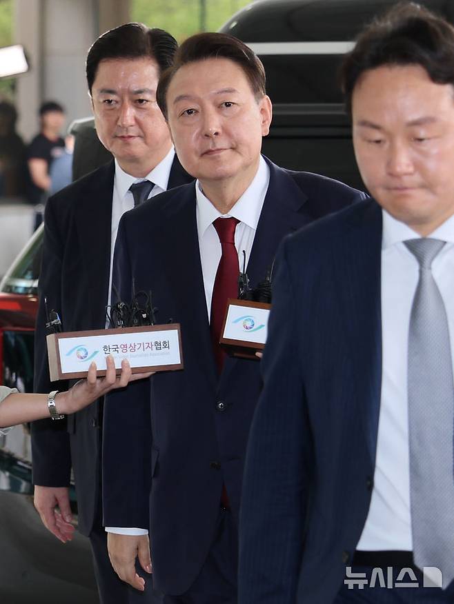 [서울=뉴시스] 이영환 기자 = 윤석열 전 대통령이 28일 오전 대면 조사를 받기 위해 서울 서초구 서울고검에 마련된 내란특검 사무실로 출석하고 있다. (공동취재) 2025.06.28. photo@newsis.com