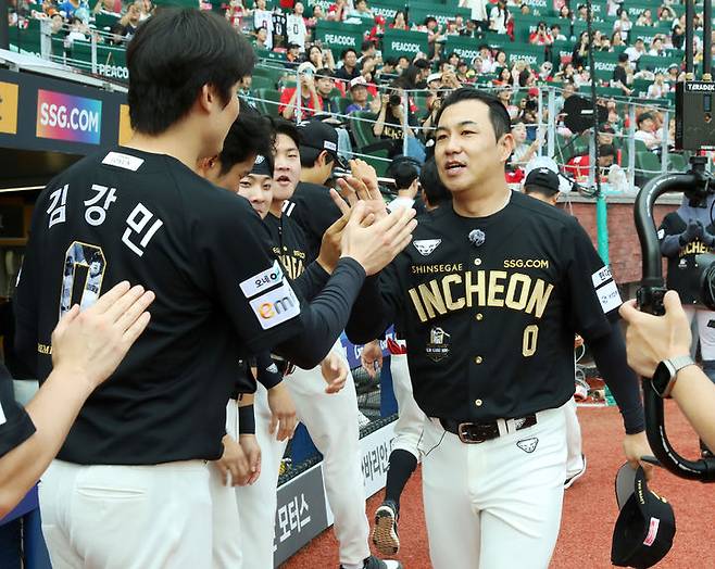 [인천=뉴시스] 특별 엔트리로 등록된 SSG 랜더스의 김강민이 28일 인천 SSG랜더스필드에서 열린 2025 신한 쏠뱅크 KBO리그 한화 이글스와의 경기에 들어서고 있다. (사진=SSG 랜더스 제공) 2025.06.28. *재판매 및 DB 금지