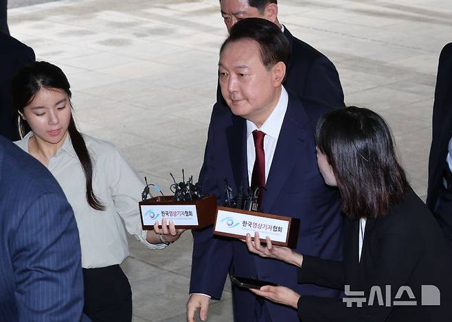[서울=뉴시스] 이영환 기자 = 윤석열 전 대통령이 28일 오전 대면 조사를 받기 위해 서울 서초구 서울고검에 마련된 내란특검 사무실로 출석하고 있다. (공동취재) 2025.06.28. photo@newsis.com