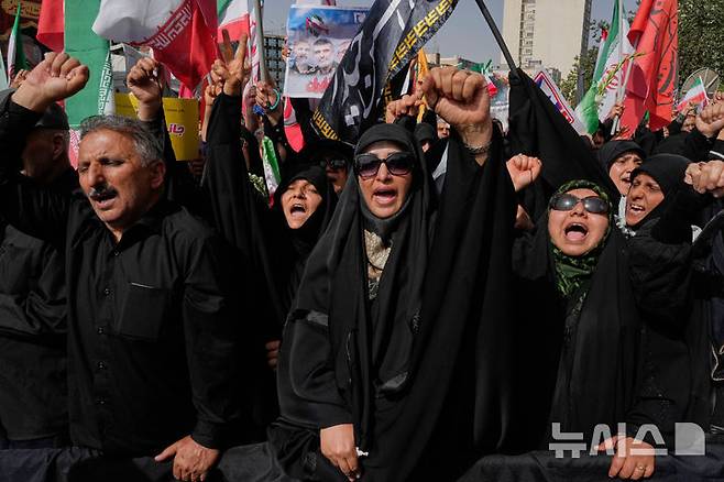 [테헤란=AP/뉴시스] 28일 이란 테헤란에서 거행된 이스라엘으로 사망한 군 지휘관과 핵 과학자 60여명에 대한 합동 장례식에서 추모객들이 이스라엘과 미국을 비난하는 구호를 외치고 있다. 2025.06.28.