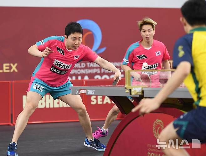 [도하(카타르)=뉴시스] 사진공동취재단 = 임종훈(왼쪽), 안재현이 18일(현지 시간) 카타르 도하 카타르대학교 스포츠 콤플렉스에서 열린 2025 국제탁구연맹(ITTF) 세계선수권대회 남자복식 64강 호주 핀 루, 니콜라스 럼 조와 경기를 펼치고 있다. 2025.05.19. photo@newsis.com