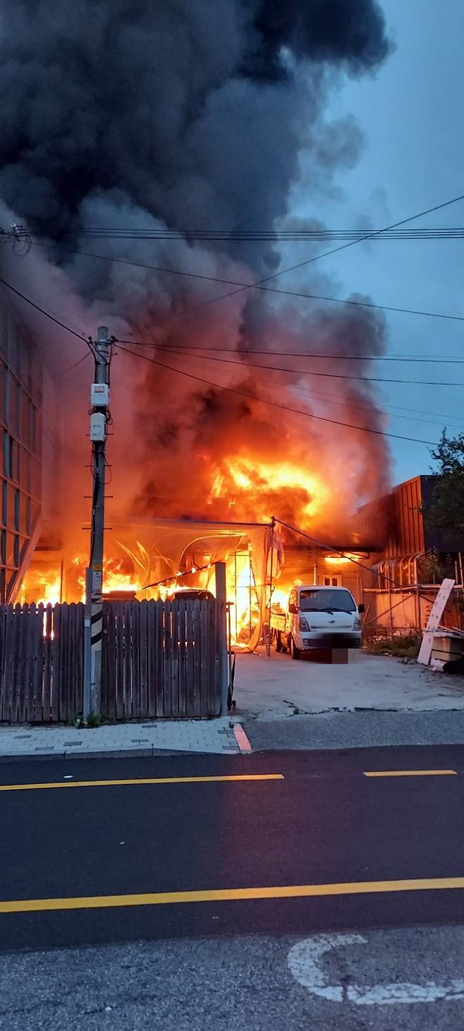 28일 오전 5시 21분쯤 전북 익산시의 한 싱크대 보관 창고에서 불이 났다. 창고에서 시작된 불이 인근 상가와 주택으로 확대되어 약 6519만 원의 재산 피해가 발생했다. 전북소방본부 제공