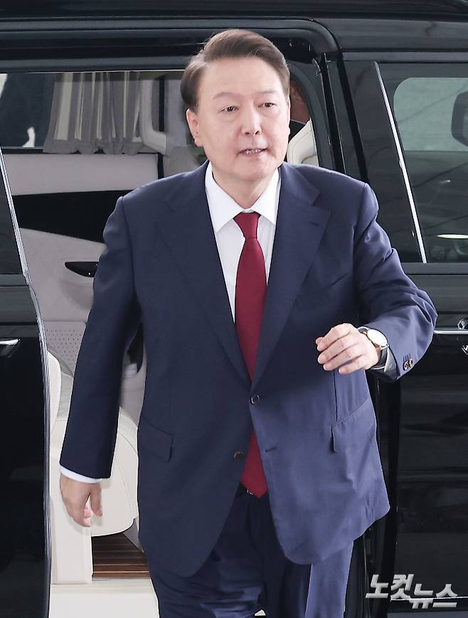 윤석열 전 대통령이 28일 오전 서울 서초구 서울고검 청사에 마련된 내란특검에 피의자 신분으로 첫 출석하고 있다. 황진환 기자